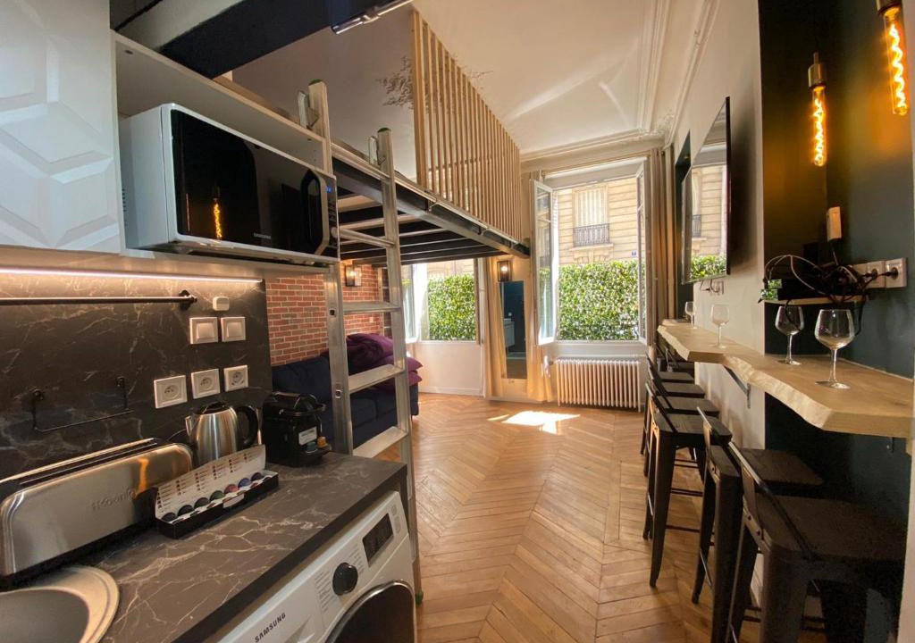 L'Europe Apartment | Beautiful mini Loft near Saint-Lazare
