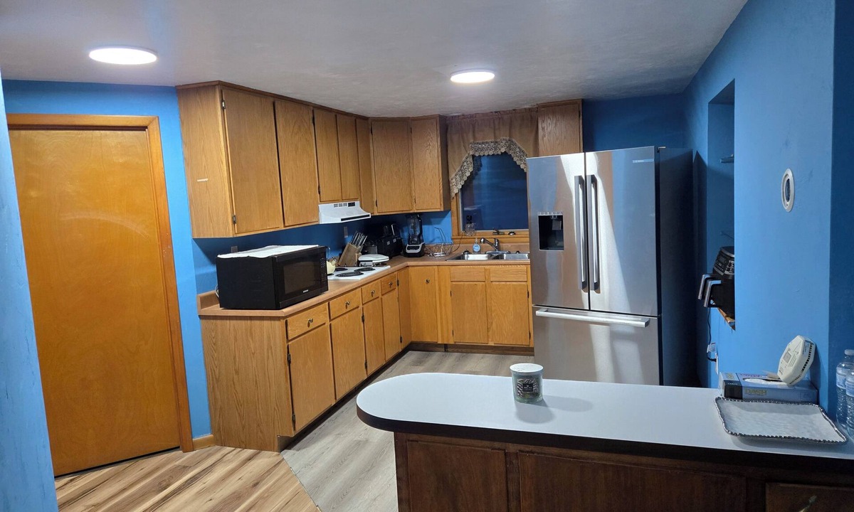 Westmont House | Beautiful Remodelled Suite in Peaceful Hill Top Neighborhood with AC