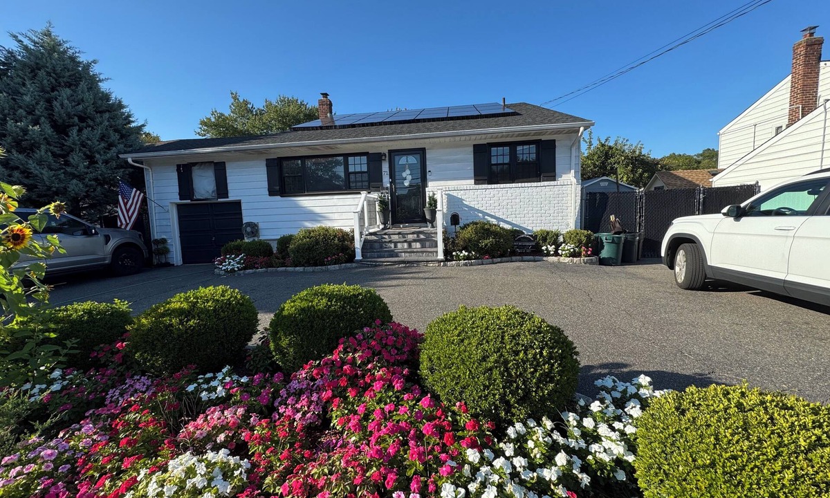 North Massapequa House | Beautiful RYDER CUP home with heated pool outdoor dining/bar just minutes away