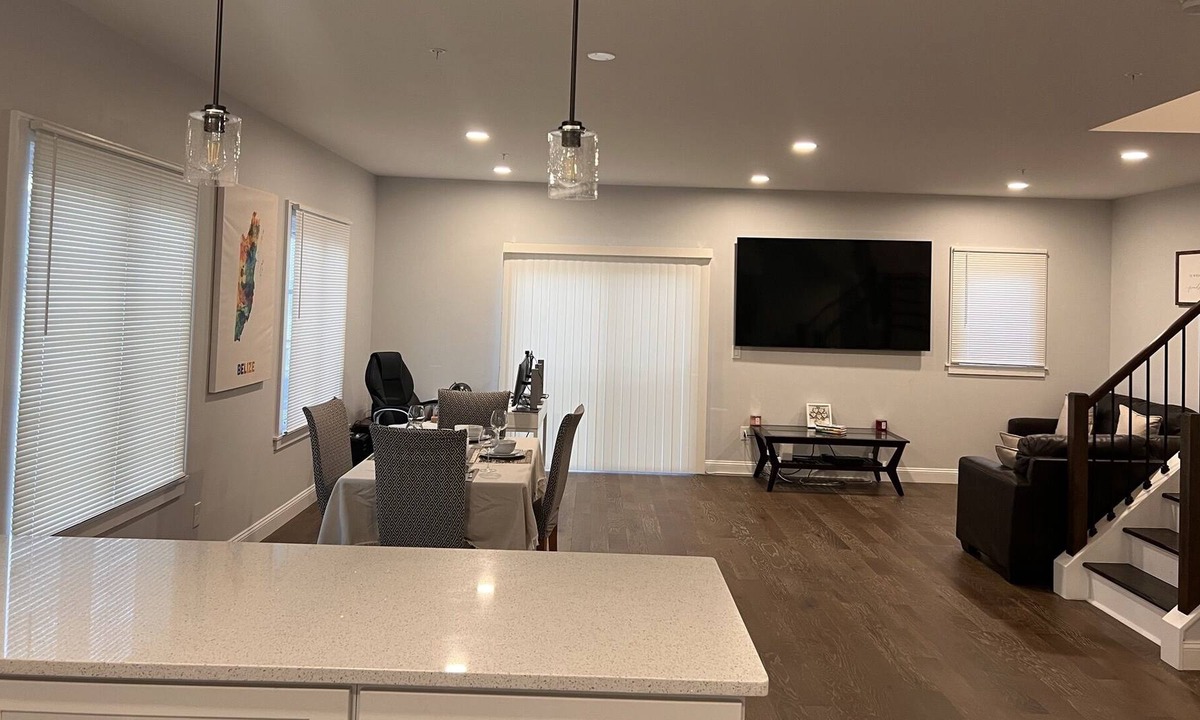 Vauxhall House | Beautiful Townhouse 30 minutes from midtown NYC!