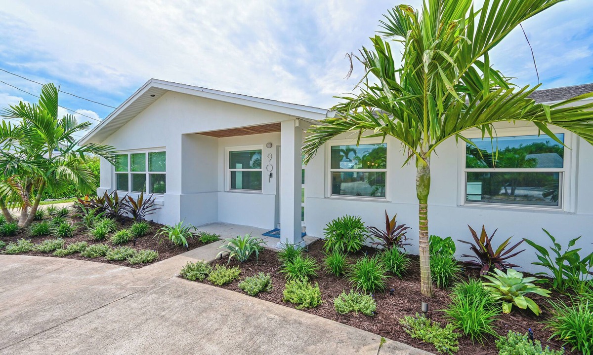 Palmetto House | Beautiful Waterfront 3-bedroom house with dock space in serene Palmetto