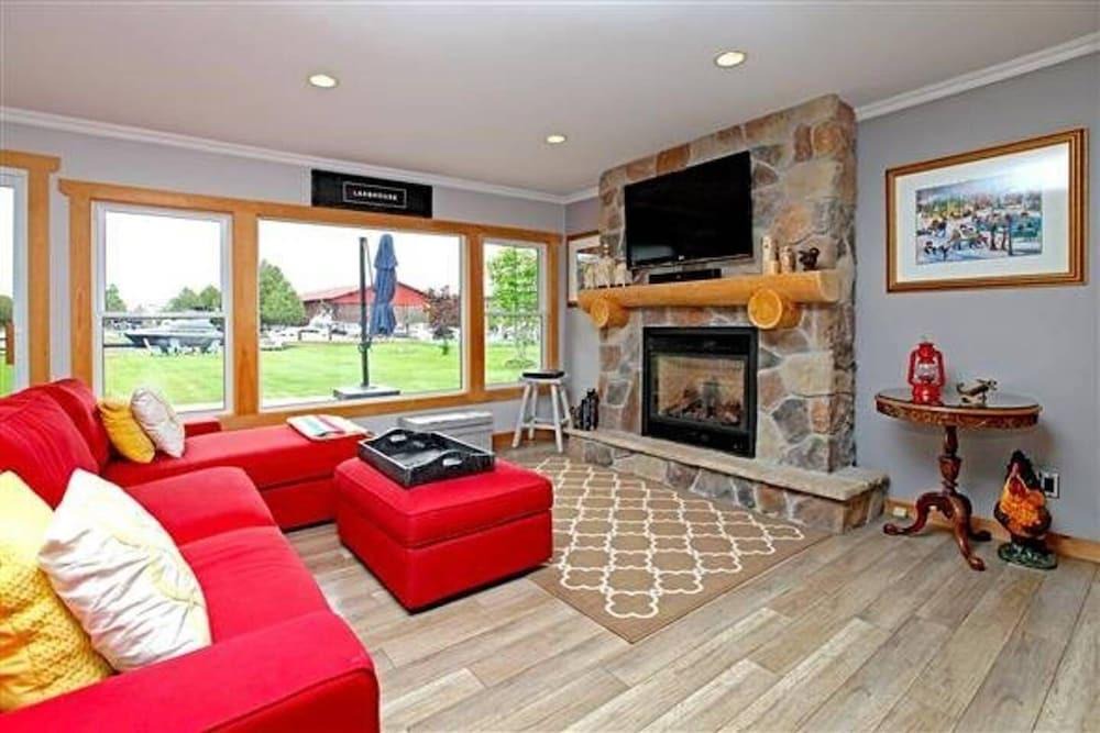 Beautiful Waterfront Cottage Boater Paradise | Ramara