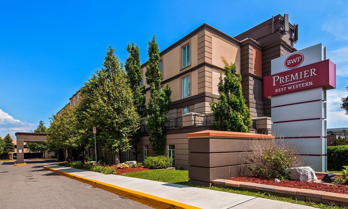 Etobicoke Hotel | Best Western Premier Toronto Airport Carlingview Hotel