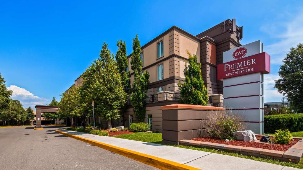 Etobicoke Hotel | Best Western Premier Toronto Airport Carlingview Hotel