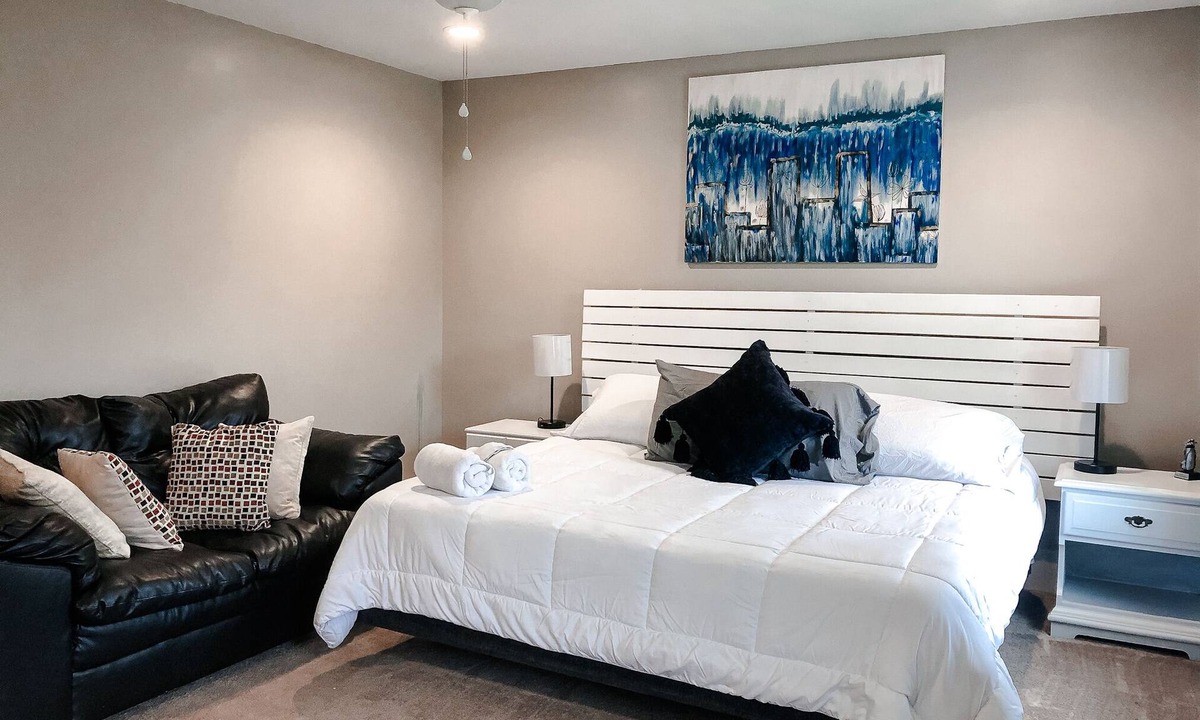 Mingoville House | Big house +hot tub+patio+Wi-Fi+TV