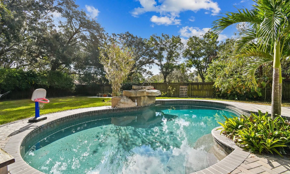 East County Civic Group House | Big Pool, Yard & Pet friendly
