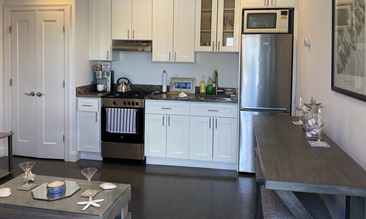 Lido Beach Apartment | Bikinis & Martinis a Modern Beach Studio for 2 only 5 minute walk to the beach