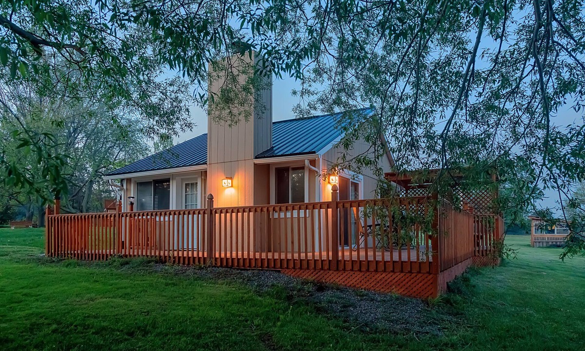 Milford Cottage | Black River Cottages. Private, waterfront and air-conditioned cottages
