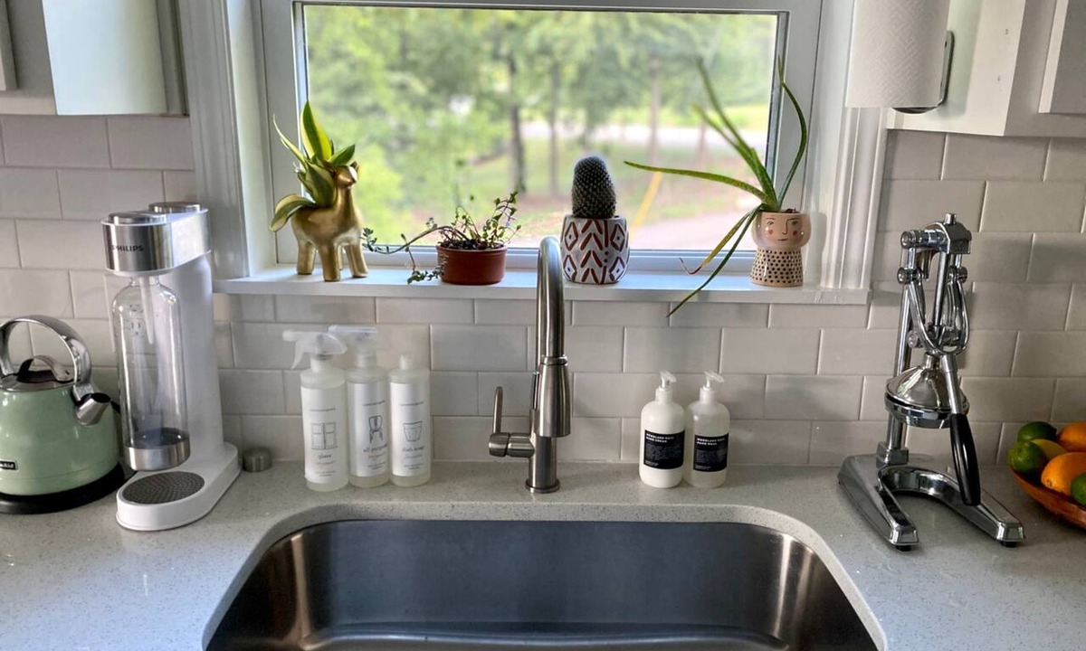Forest Park House | Blue Door Walk to Avondale Dog-friendly w Yard