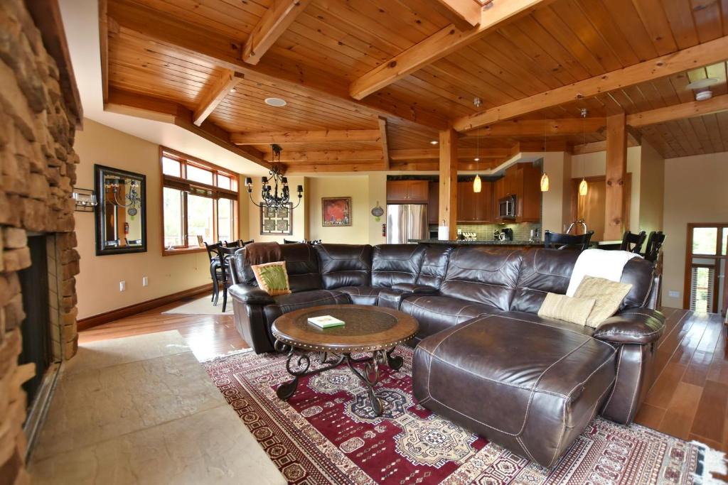 Craigleith Ski Chalet | Blue Mountain-Luxurious BlueSki George Chalet, Hot Tub, Pool, Gas Fireplace