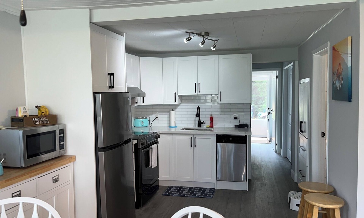 Port Stanley Cottage | Bluewater Cabin little hidden blue gem in Port Stanley-4 seasons rental