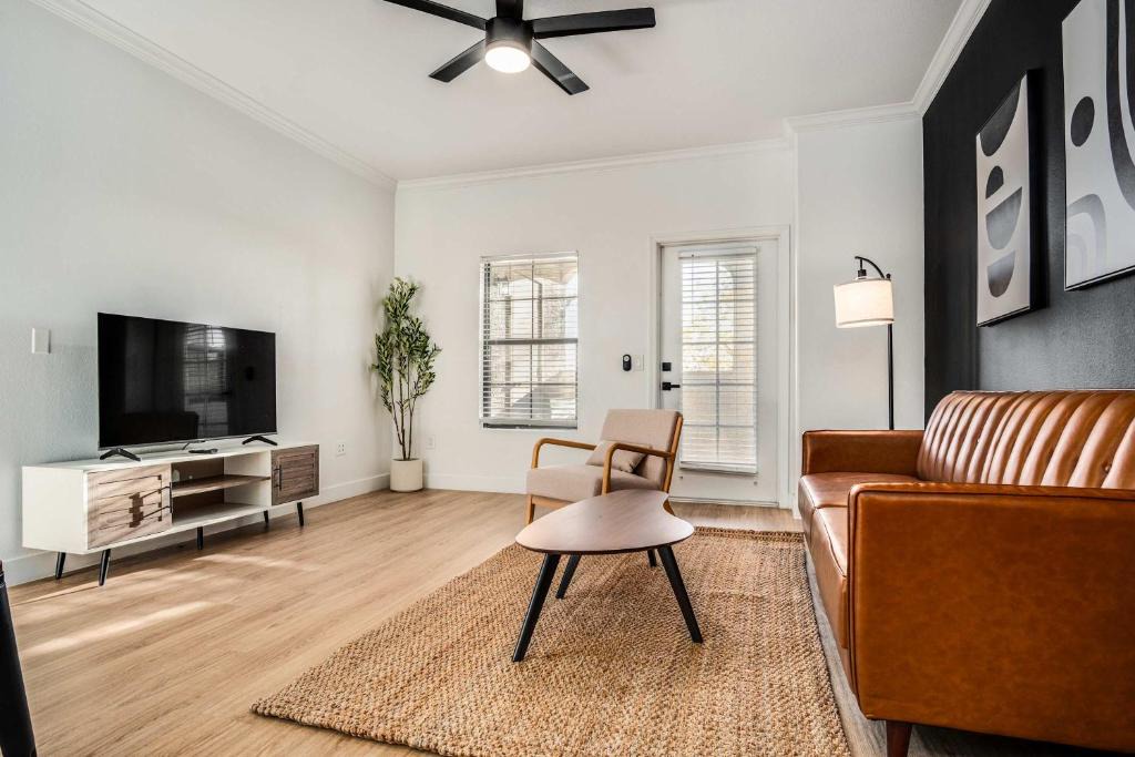 Chandler Apartment | Boulevard Stays Quiet Modern 2BR Pickleball Pool Parking Gym 06