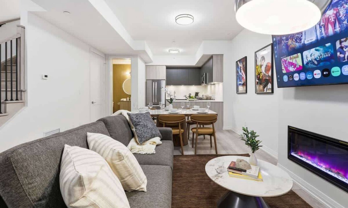 Downtown Toronto Apartment | Boutique 3BR Townhouse Sleeps 7 Free Parking