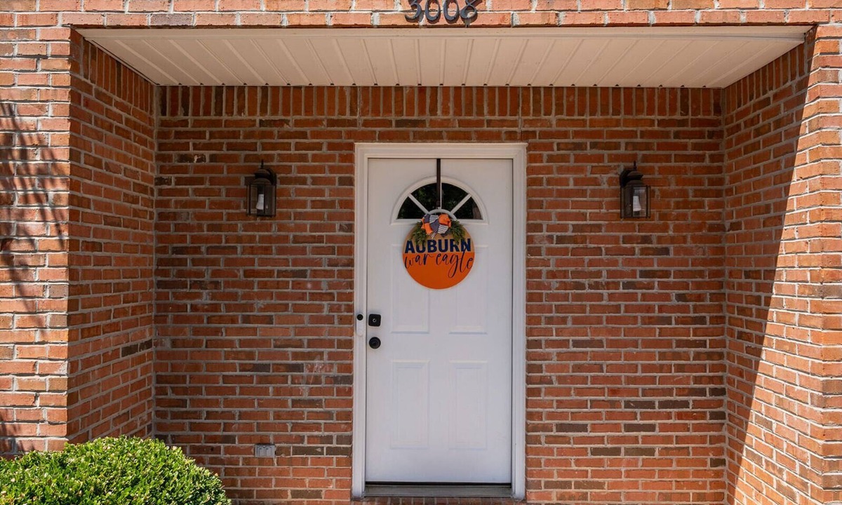 Auburn House | BRAND NEW! 3BD/3.5BA Auburn Townhome Near Campus
