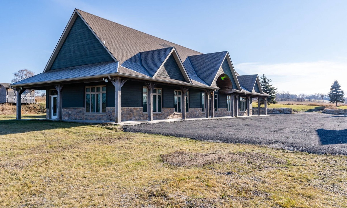 Mono Villa | Breathtaking Rosemont Villa Near Earl Rowe Provincial Park