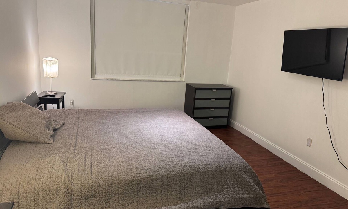 Aventura Apartment | Bright 2-bedroom apartment with AC in peaceful Aventura