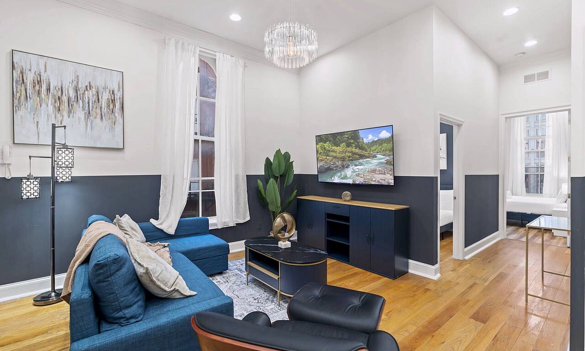 Old City Apartment | Bright 3BD Apt Near Franklin Sq Old City Sleeps 8