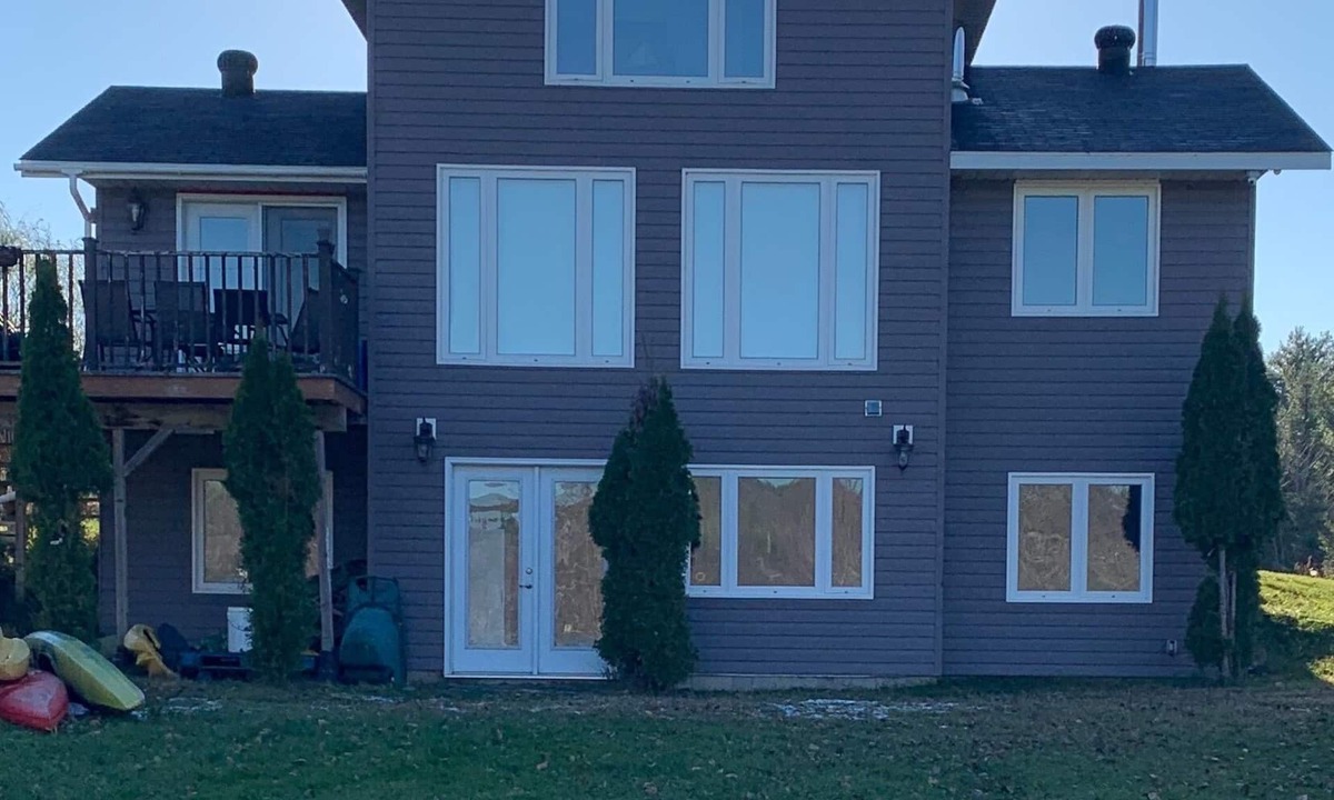 North Algona Wilberforce Cottage | Bright airy cottage on Wilson’s baynnBoat and motor available for extra feen