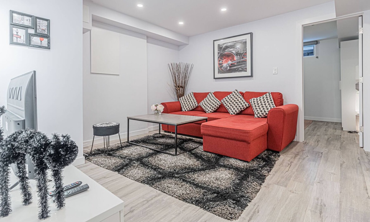 Streetsville Apartment | Bright, Airy, Cozy 2 Bed Room Lower Level Mississauga Sleeps 4
