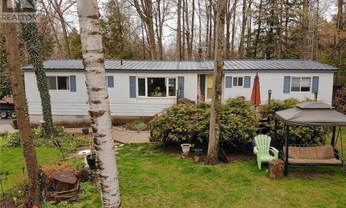 Ripley Cottage | Bright and Spacious Point Clark Cottage across street from Lake Huron