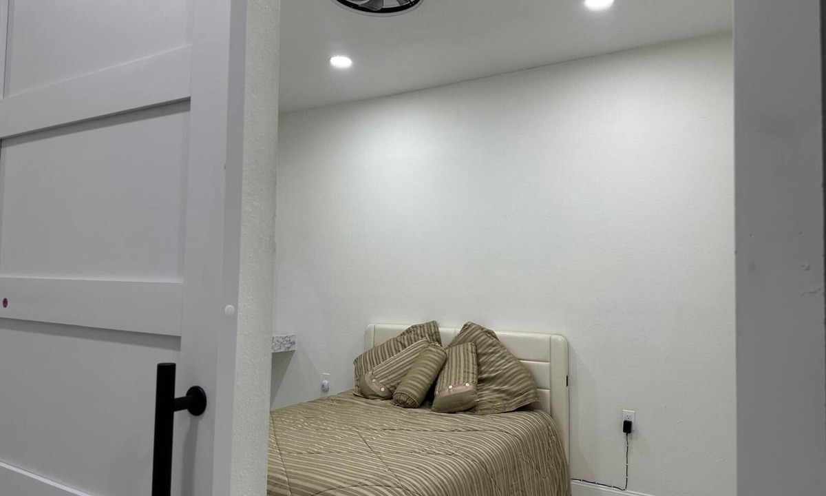 Fort Myers Apartment | Bright & Charming Room with All Amenities In delightful Fort Myers