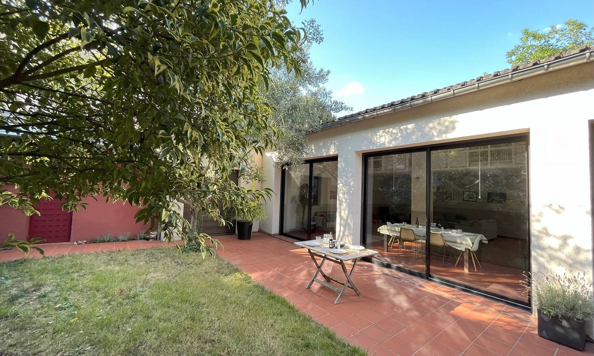 Issy-les-Moulineaux House | Bright house with garden and parking near Paris
