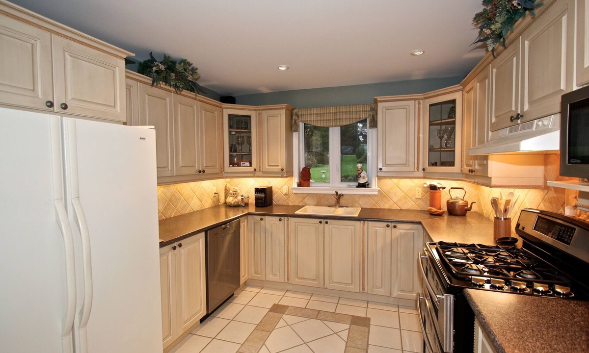 Picton House | Bright Sky, Sheba’s Island, sleeps12 - near Sandbanks Prince Edward County