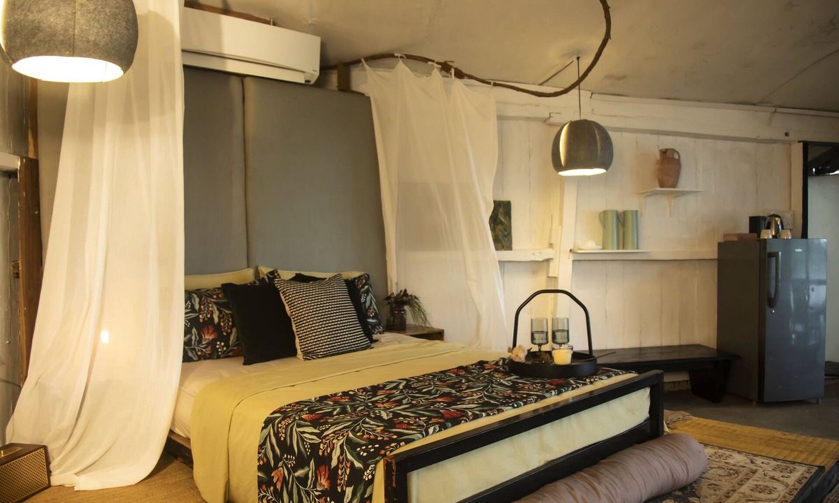 Amarnath Cabin | CABIN LOCATED ON A HILL NEXT TO THE FOREST WITH A VIEW OF THE LAKE