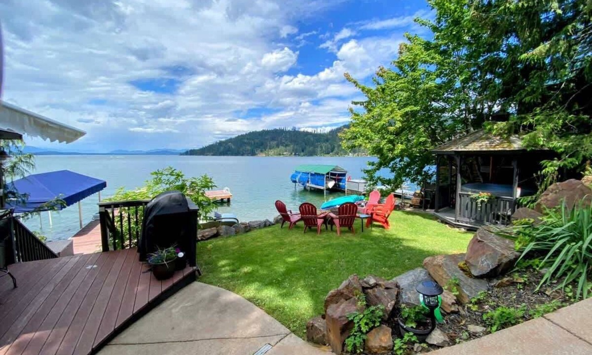 Sagle House | Cabin With Hot Tub And Private Dock in Bottle Bay