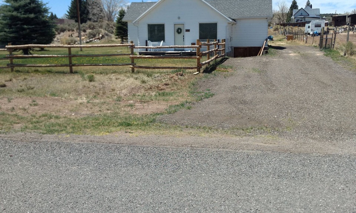 Hatch Cottage | Callie's Cottage- Cottage stay between Bryce and Zion