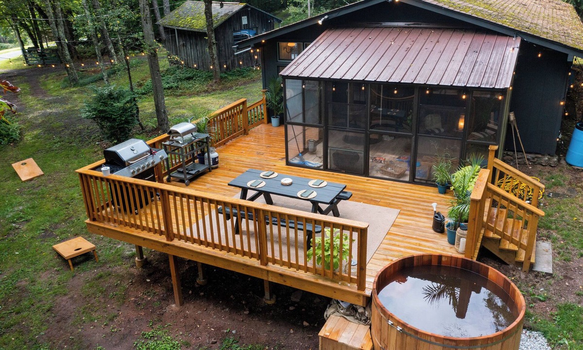 Town of Denning Cabin | Catskill Retreat: Cozy Cabin with Cedar Hot Tub & Pet-Friendly