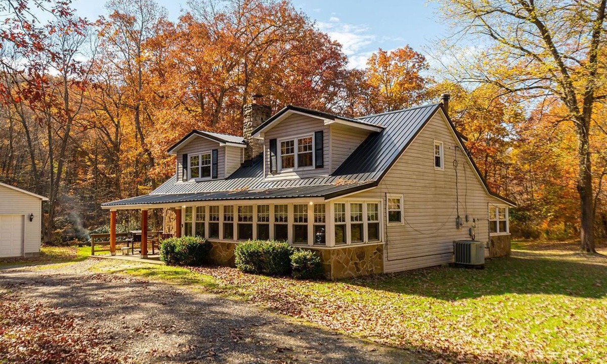 Farmington House | Cedar Lodge - Rustic Lodge Escape for Friends & Family