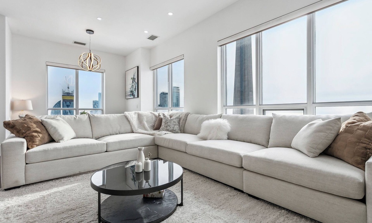 CityPlace Apartment | Central CN Tower View | 3bed 3 bath | 6 Guest | Pool | Gym | Parking