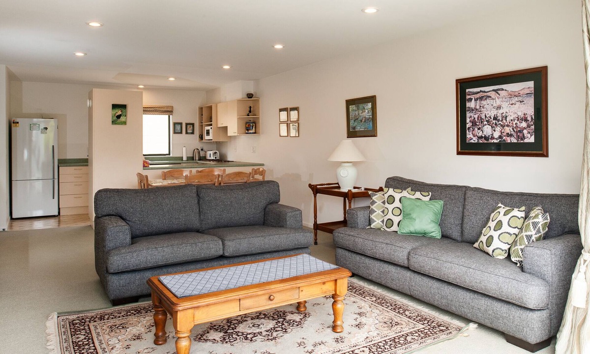 Akaroa Apartment | Centrally Located Apartment 1 block away from Akaroa wharf and dining.