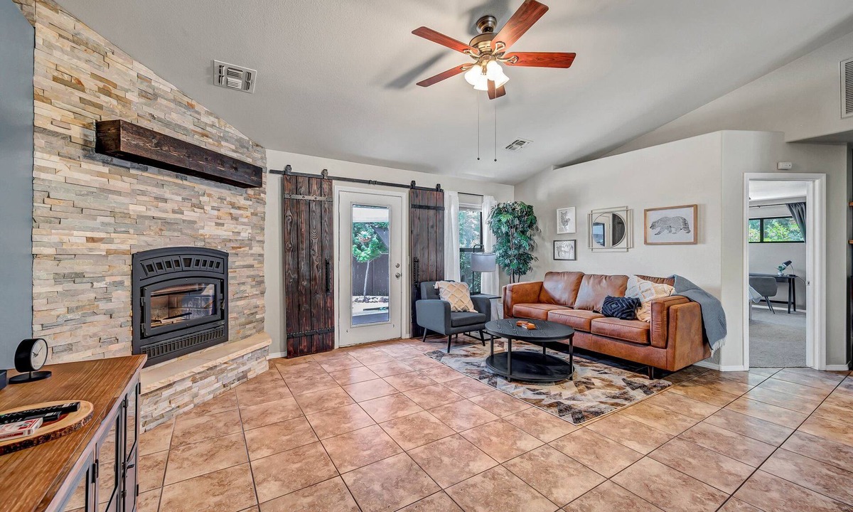Payson House | Centrally Located + Modern + S’mores + Fire Pit + Family Focused + King Bed