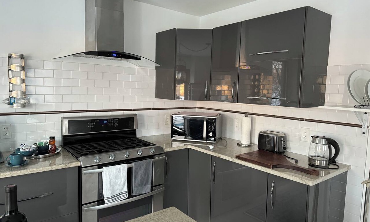 Cos Cob Apartment | Charming 1-bedroom apartment in Greenwich with Water View & Balcony.