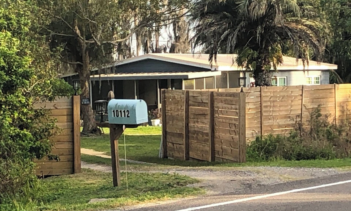 Groveland House | Charming 2-bedroom bungalow on a Private Lake. Great fishing & close to Disney!