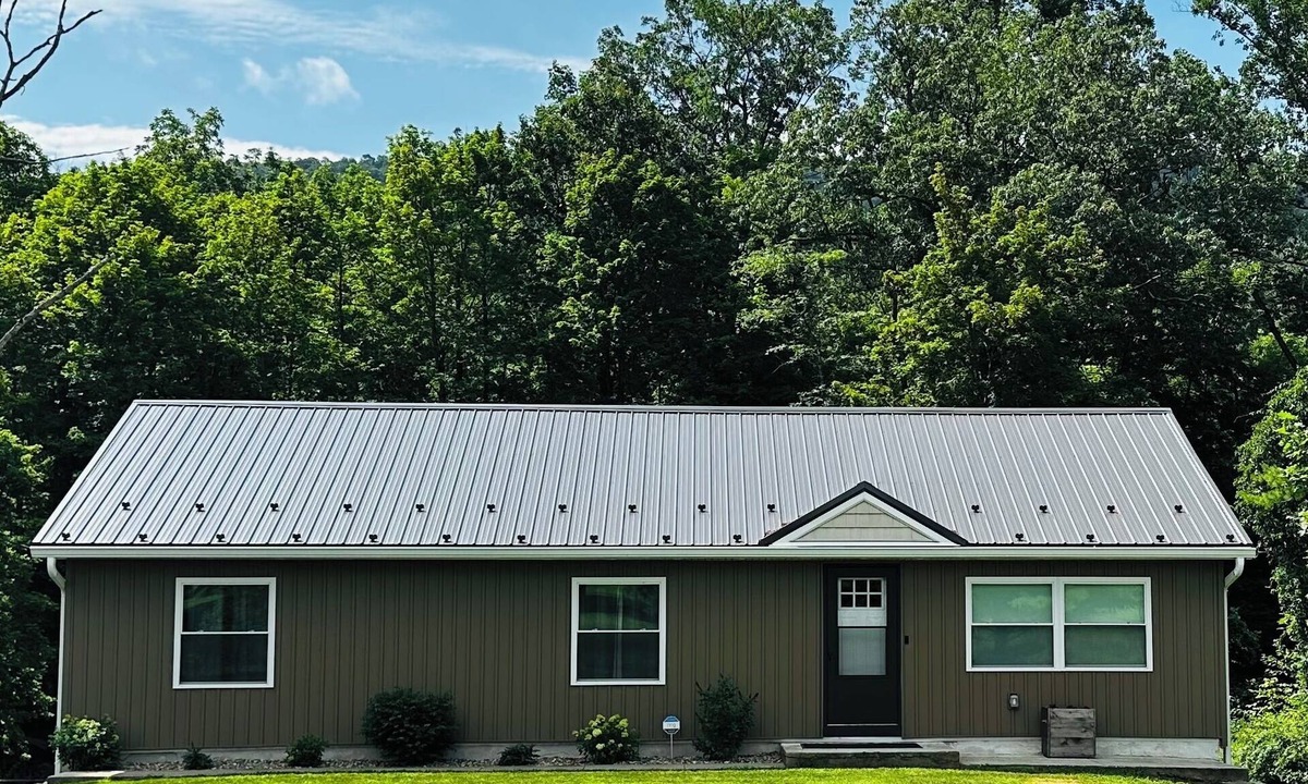 Dauphin House | Charming 3-bedroom house on Stony Creek with Private Creek and Mountain View