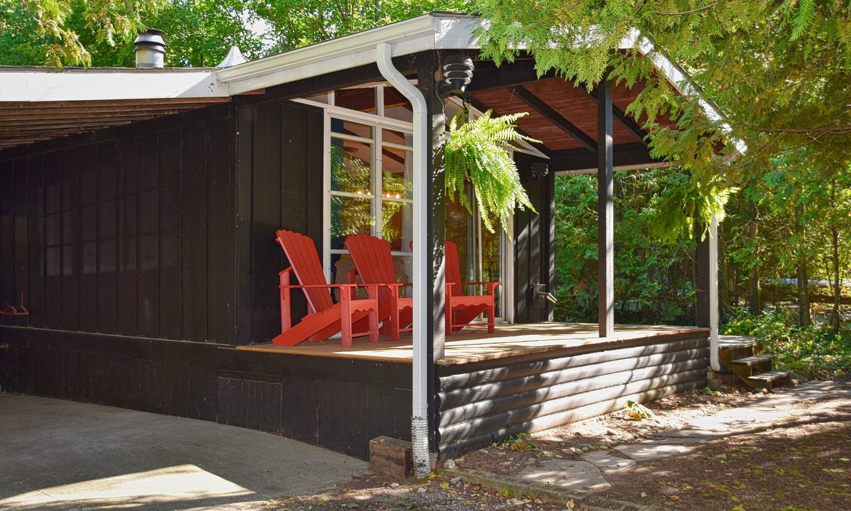 Huron-Kinloss Cottage | Charming 4-bed cottage by Lake Huron's sunsets.