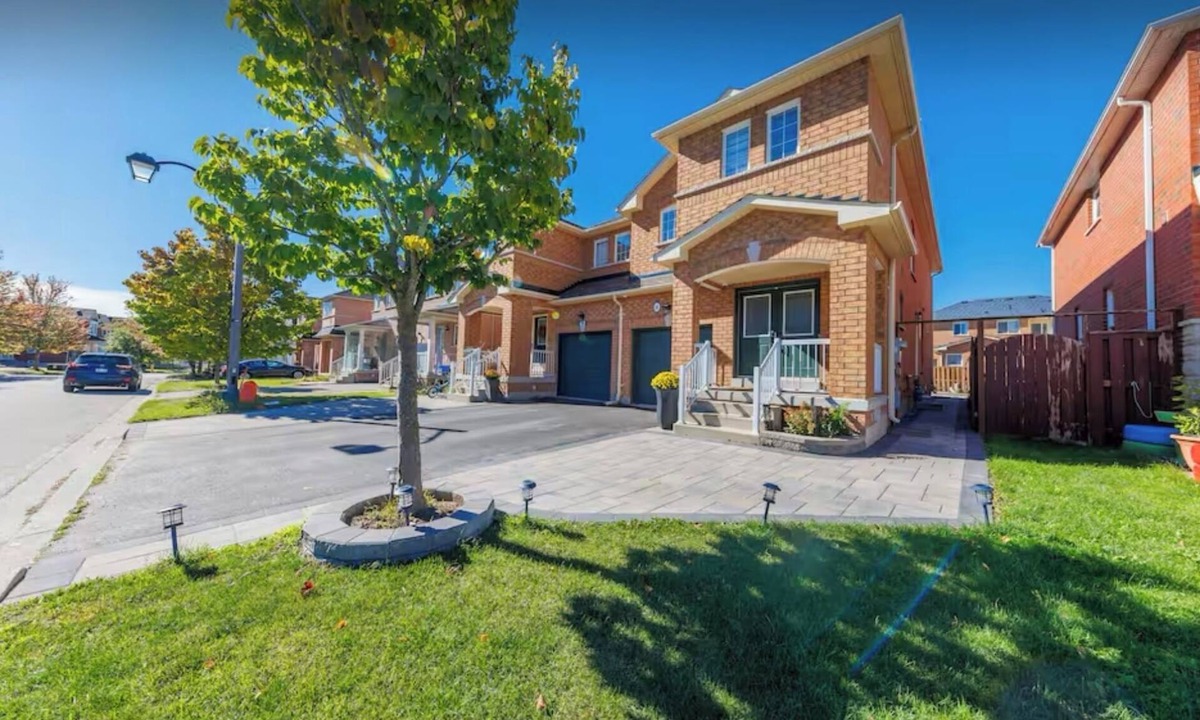 Markham House | Charming 4-bedroom house in brilliant Markham with AC, WiFi