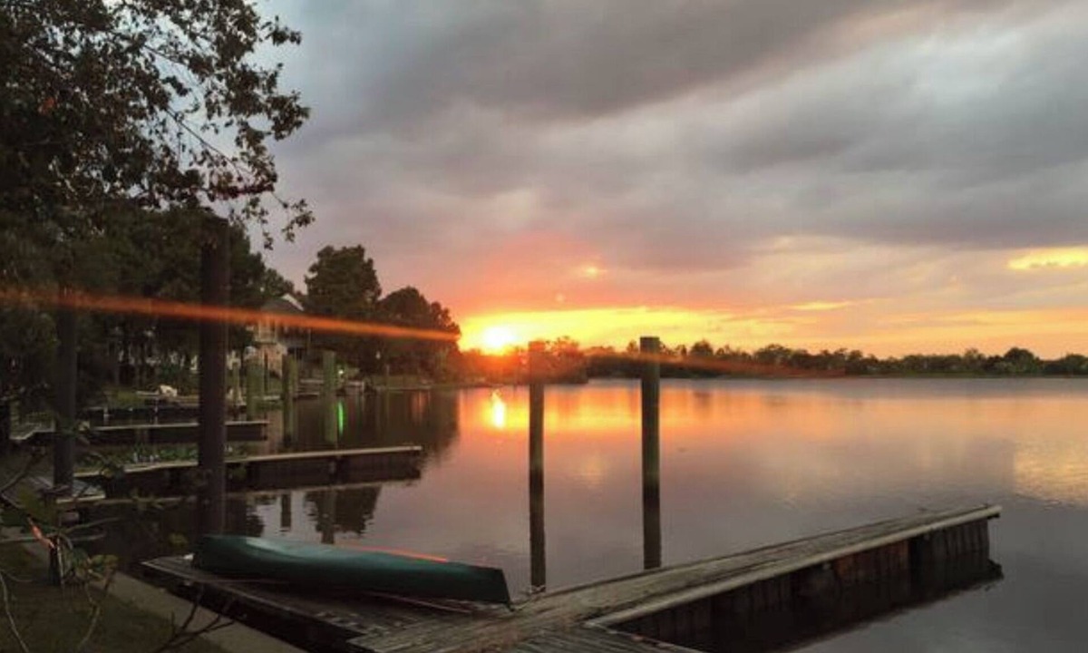 Madisonville House | Charming and Cozy lakefront townhome near historic Madisonville. Pet friendly!