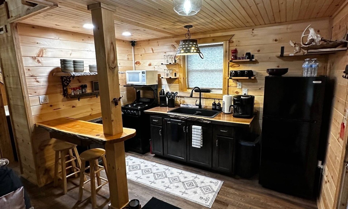 South Rutland Cabin | Charming cabin in delightful Montague with WiFi, AC, and parking