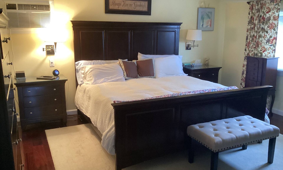 East Farmingdale House | Charming Full House - 2.5 Miles from Bethpage Black-Perfect for Ryder Cup