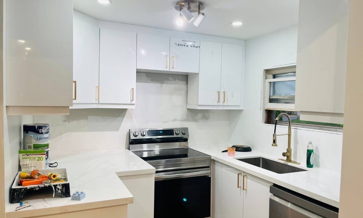 Brantford House | Charming fully-furnished house in a serene neighbourhood w/greenery and lakes.
