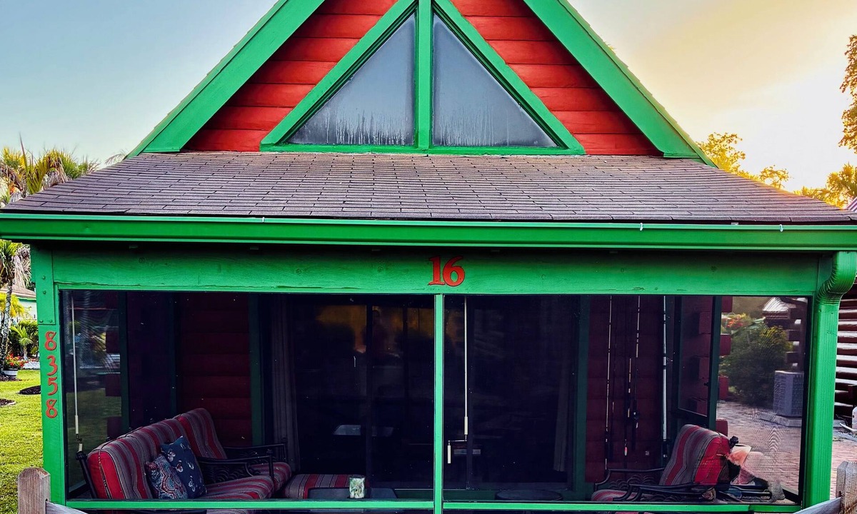 Okeechobee Cabin | Charming Gingerbread Cabin on Lake Okeechobee