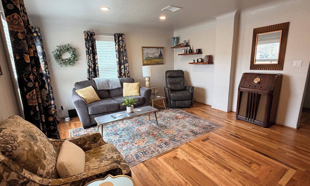Prescott House | Charming Mid-Century Modern 2 BR Steps to Dining, Coffee, Trails & YRMC Hospital