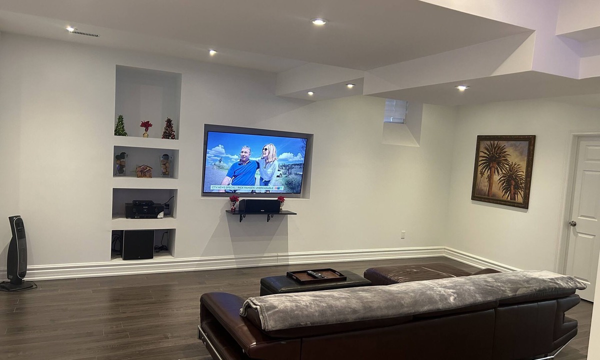 Churchill Meadows Apartment | Charming Nest: Your Cozy Getaway, close to shopping mall and a nearby theatre!