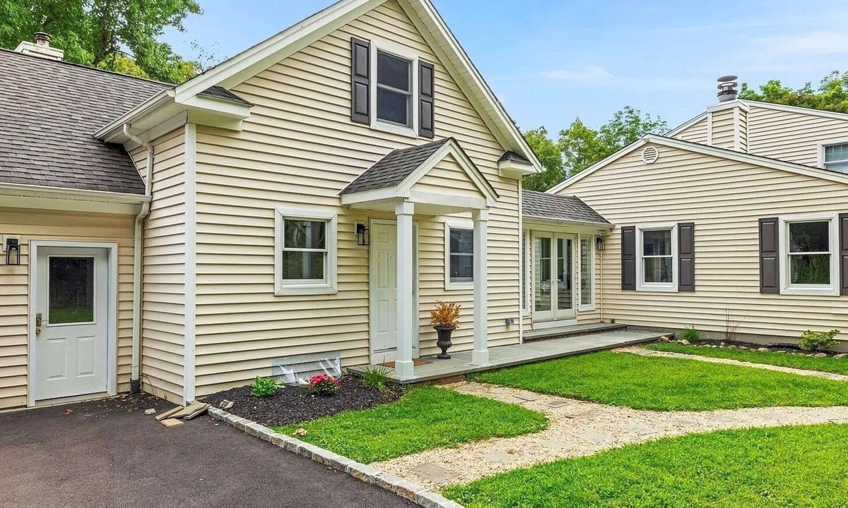 West Hills Cottage | Charming newly renovated 2-bedroom cottage with WiFi, AC,Parking spot Huntington