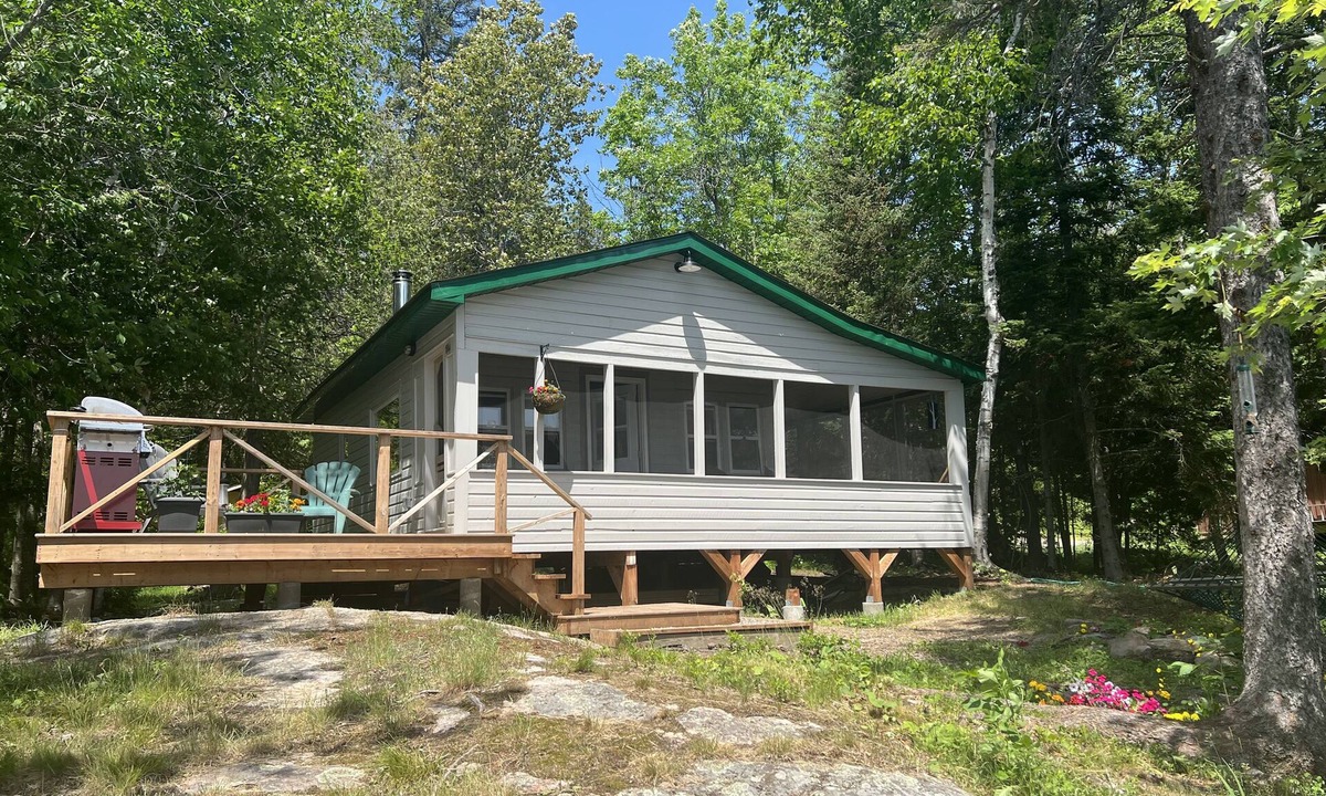 West Nipissing Cabin | Charming, quiet & rustic cabin on the French River with enclosed porch and deck