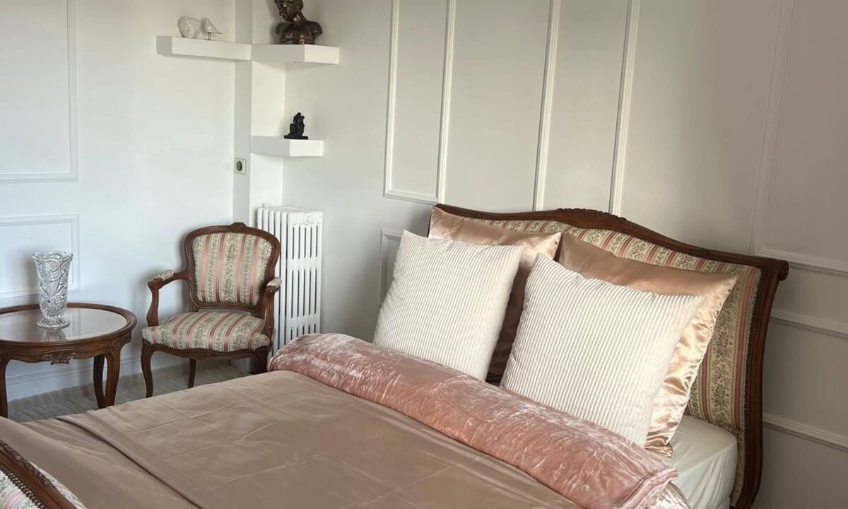 Les Puces de Saint-Ouen Apartment | CHARMING STAY